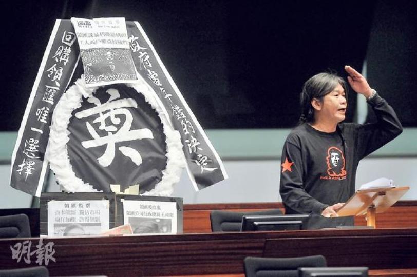 社民連梁國雄指當年把房委會商場私有化成為領匯是錯誤,現應矯正錯誤,回購股份。(葉家豪攝)運輸及房屋局長張炳良指不會回購領匯,房委會會興建商業及零售設施,給予居民更多消費選擇。(葉家豪攝) 社民連梁國雄指當年把房委會商場私有化成為領匯是錯誤,現應矯正錯誤,回購股份。(葉家豪攝)運輸及房屋局長張炳良指不會回購領匯,房委會會興建商業及零售設施,給予居民更多消費選擇。(葉家豪攝)