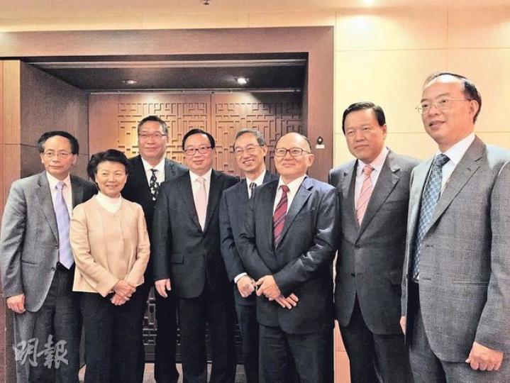 港區人大代表選舉在即,各有意參選人正積極拉票,其中多名現任人代包括葉國謙(左起)、梁劉柔芬、馬豪輝、廖長江、盧瑞安、吳亮星、雷添良及馬逢國,昨日表明會競逐連任。(何曉勤攝) 港區人大代表選舉在即,各有意參選人正積極拉票,其中多名現任人代包括葉國謙(左起)、梁劉柔芬、馬豪輝、廖長江、盧瑞安、吳亮星、雷添良及馬逢國,昨日表明會競逐連任。(何曉勤攝)