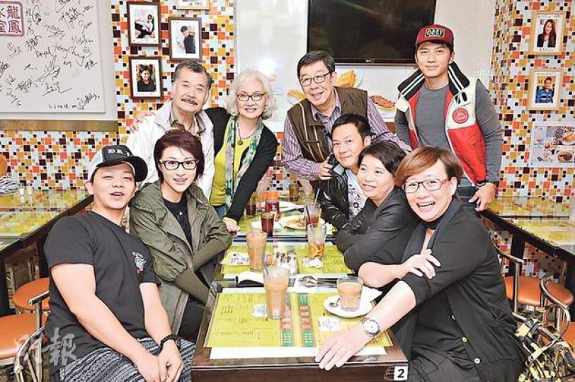 修哥的孫女快出嫁,故相約《結.分謊程式》的同事在林子善的茶餐廳聚會兼派喜帖。(攝影﹕追擊組) 修哥的孫女快出嫁,故相約《結.分謊程式》的同事在林子善的茶餐廳聚會兼派喜帖。(攝影﹕追擊組)