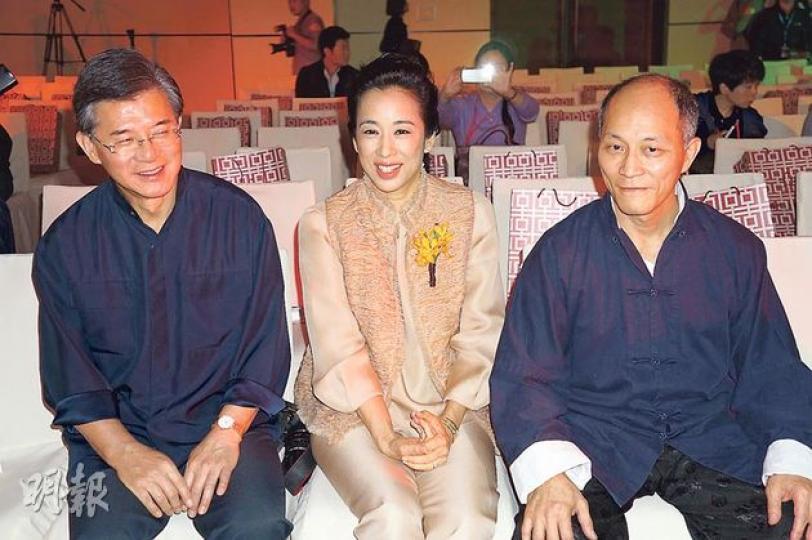為咗打響嶺南天地個文化招牌,羅康瑞今次拍《詠春》紀錄片前後花咗半年時間,投資咗成200幾萬,仲親自落手落腳客串。(杜婧攝)
為咗打響嶺南天地個文化招牌,羅康瑞今次拍《詠春》紀錄片前後花咗半年時間,投資咗成200幾萬,仲親自落手落腳客串。(杜婧攝)