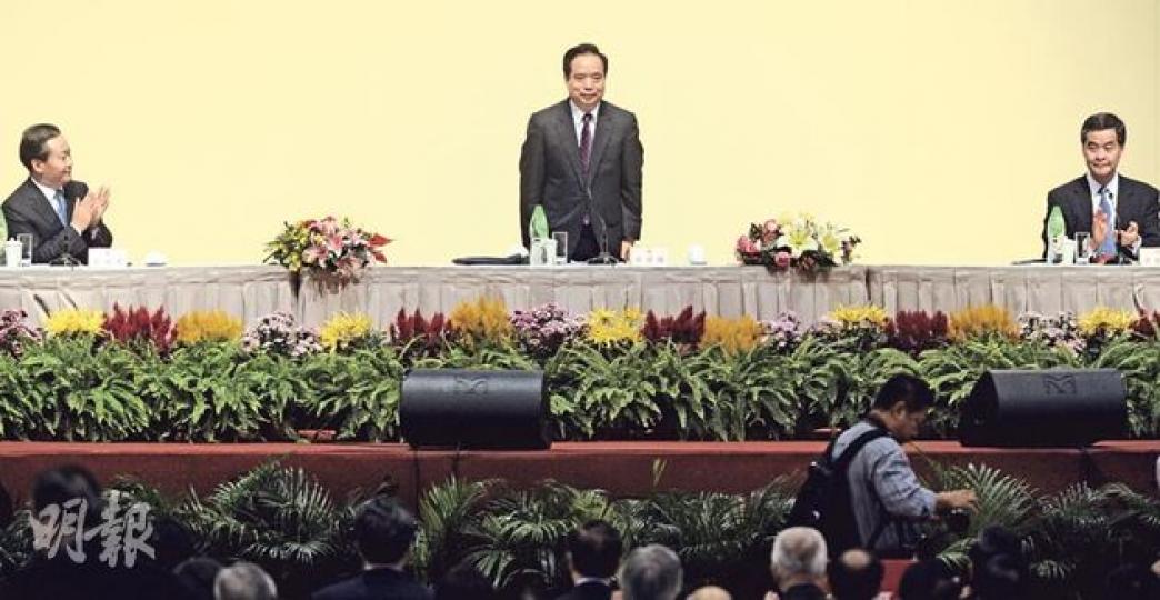 全國人大副委員長兼秘書長李建國(中)昨來港主持人大代表選舉會議,他說香港存在矛盾,部分較突出的民生問題,但特首梁振英(右)領導的新政府正努力解決,相信在各界支持及努力下,香港定能保持繁榮穩定。左為中聯辦主任彭清華。(余俊亮攝) 全國人大副委員長兼秘書長李建國(中)昨來港主持人大代表選舉會議,他說香港存在矛盾,部分較突出的民生問題,但特首梁振英(右)領導的新政府正努力解決,相信在各界支持及努力下,香港定能保持繁榮穩定。左為中聯辦主任彭清華。(余俊亮攝)