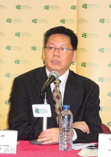 教院調查發現,逾半港人認為新移民來港享用福利多於貢獻社會,負責調查的亞洲及政策研究學系教授周基利表示,結果反映港人對新移民持負面印象,認為新移民「搶福利」、「搶飯碗」。(勞雅文攝) 教院調查發現,逾半港人認為新移民來港享用福利多於貢獻社會,負責調查的亞洲及政策研究學系教授周基利表示,結果反映港人對新移民持負面印象,認為新移民「搶福利」、「搶飯碗」。(勞雅文攝)