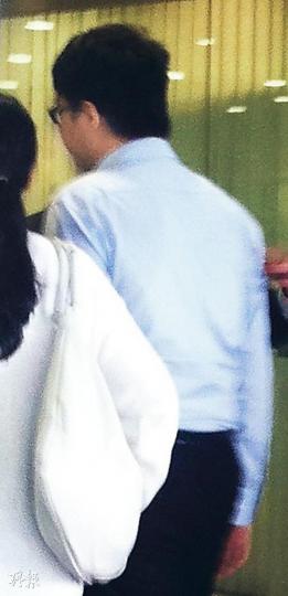 被告馮梓權(圖)被指於今年6月8日突然在母校培僑中學的女更衣室出現,被控遊蕩。(余卓善攝)培僑中學17歲女學生王芷君昨出庭指證師兄闖入更衣室。(余卓善攝) 被告馮梓權(圖)被指於今年6月8日突然在母校培僑中學的女更衣室出現,被控遊蕩。(余卓善攝)培僑中學17歲女學生王芷君昨出庭指證師兄闖入更衣室。(余卓善攝)
