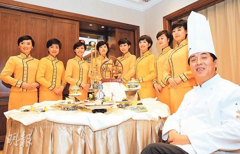 釣魚臺國賓館嘅行政總廚郝保力(右)同服務員嚟香港獻技。佢哋廚技高不在話下,服務員更係個個一模一樣,大方端莊。(葉思雅攝) 釣魚臺國賓館嘅行政總廚郝保力(右)同服務員嚟香港獻技。佢哋廚技高不在話下,服務員更係個個一模一樣,大方端莊。(葉思雅攝)