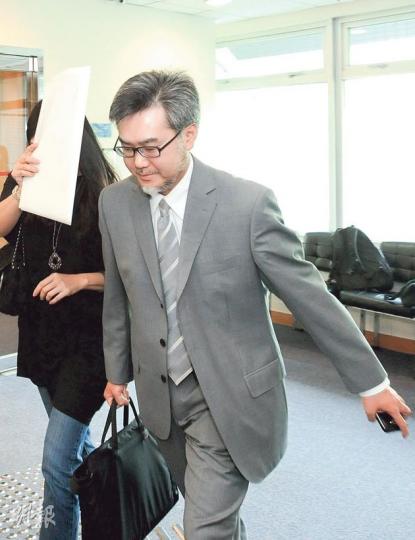 西醫陳榮杰(右)未為女病人詳細檢查,便處方甲狀腺藥物作減肥藥,昨被裁專業失當。(葉思雅攝)西醫陳榮杰位於旺角雅蘭中心的診所昨如常營業,有病人掛號求診,其代表律師稱,陳已再無提供減肥療程。(盧翊銘攝)(明報製圖) 西醫陳榮杰(右)未為女病人詳細檢查,便處方甲狀腺藥物作減肥藥,昨被裁專業失當。(葉思雅攝)西醫陳榮杰位於旺角雅蘭中心的診所昨如常營業,有病人掛號求診,其代表律師稱,陳已再無提供減肥療程。(盧翊銘攝)(明報製圖)