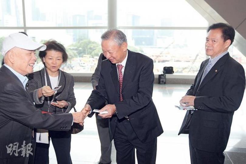 港區人大代表選舉會昨日舉行首次會議,超過1200名成員出席,各有意參選人亦到場積極拉票,當中包括前保安局長李少光(中),昨日一早到場向選民派卡片,曾任他新聞秘書、已退休的新聞秘書冼錦甜(右)則為對方擔任義工,包括錄起李少光接受採訪的對話。(郭慶輝攝)會德豐主席吳光正昨出席港區人大第一次選舉會議,被選為選舉主席團成員之一。(郭慶輝攝) 港區人大代表選舉會昨日舉行首次會議,超過1200名成員出席,各有意參選人亦到場積極拉票,當中包括前保安局長李少光(中),昨日一早到場向選民派卡片,曾任他新聞秘書、已退休的新聞秘書冼錦甜(右)則為對方擔任義工,包括錄起李少光接受採訪的對話。(郭慶輝攝)會德豐主席吳光正昨出席港區人大第一次選舉會議,被選為選舉主席團成員之一。(郭慶輝攝)