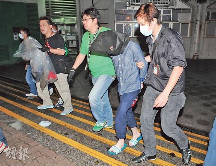 屯門公屋良景邨一名17歲少年(蒙頭者)疑誤交損友販毒,前晚在寓所內被警員拘捕帶走,警員並檢獲約值6萬元的毒品。少年不單連累父親及姊姊被捕,更可能令一家人喪失居住公屋的資格。(蔡方山攝) 屯門公屋良景邨一名17歲少年(蒙頭者)疑誤交損友販毒,前晚在寓所內被警員拘捕帶走,警員並檢獲約值6萬元的毒品。少年不單連累父親及姊姊被捕,更可能令一家人喪失居住公屋的資格。(蔡方山攝)