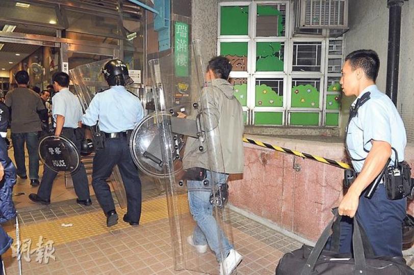警方懷疑斬傷兩婦的精神病漢仍藏匿於案發的天瑞邨瑞滿樓內,昨晚繼續有手持圓盾及方形長盾的警員增援進入大廈,以及逐層逐戶追緝兇徒。(衛永康攝)天水圍天瑞邨被精神病漢斬傷的姓郭女傷者右手及頭部受傷,由救護車送院治理,截至昨晚情况嚴重。(林耀華攝)天瑞邨瑞滿樓發生斬人案,警方封鎖現場調查,大批居民受事件影響,有家歸不得。(衛永康攝)斬人血案後,警方為保護瑞滿樓地下幼稚園師生安全,特派出兩名警員駐守幼稚園大門。(衛永康攝) 警方懷疑斬傷兩婦的精神病漢仍藏匿於案發的天瑞邨瑞滿樓內,昨晚繼續有手持圓盾及方形長盾的警員增援進入大廈,以及逐層逐戶追緝兇徒。(衛永康攝)天水圍天瑞邨被精神病漢斬傷的姓郭女傷者右手及頭部受傷,由救護車送院治理,截至昨晚情况嚴重。(林耀華攝)天瑞邨瑞滿樓發生斬人案,警方封鎖現場調查,大批居民受事件影響,有家歸不得。(衛永康攝)斬人血案後,警方為保護瑞滿樓地下幼稚園師生安全,特派出兩名警員駐守幼稚園大門。(衛永康攝)