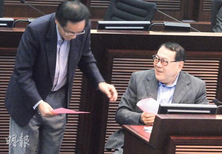立法會議員亦係人大代表選舉嘅選民,每人可提名最多36人,噚日唔少議員拎住張提名紙周圍轉,民建聯葉國謙(左)就到經民聯石禮謙面前,相信都係為爭人大選舉而努力。(劉焌陶攝) 立法會議員亦係人大代表選舉嘅選民,每人可提名最多36人,噚日唔少議員拎住張提名紙周圍轉,民建聯葉國謙(左)就到經民聯石禮謙面前,相信都係為爭人大選舉而努力。(劉焌陶攝)