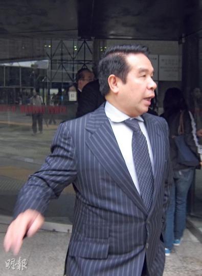 楊家誠(圖)昨離開法院,甫發現記者即一反過往大方拍照的常態,先以手掩面,再急步跑走。(林綺琪攝) 楊家誠(圖)昨離開法院,甫發現記者即一反過往大方拍照的常態,先以手掩面,再急步跑走。(林綺琪攝)