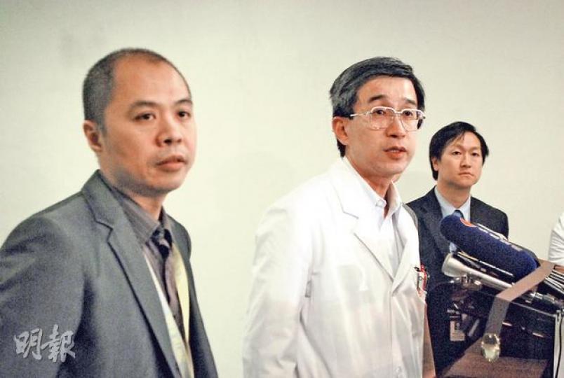 新界西聯網感染控制主任郭德麟醫生(中)指出,青山和小欖兩間醫院多間病房出現食物中毒,估計致病源頭不在病房。左為醫管局新界西聯網服務總監(質素及安全)鄧錦成醫生。(阮穎嘉攝) 新界西聯網感染控制主任郭德麟醫生(中)指出,青山和小欖兩間醫院多間病房出現食物中毒,估計致病源頭不在病房。左為醫管局新界西聯網服務總監(質素及安全)鄧錦成醫生。(阮穎嘉攝)