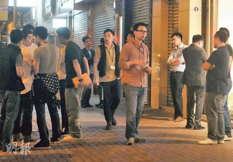 灣仔一間牽涉倫敦金買賣的投資公司兩名股東疑內訌,前晚深夜其中一股東帶同數十人欲從辦公室取走10多袋文件及電腦,但被另一股東召眾阻止,街頭一度有近百人對峙,多名警員及反黑組探員到場控制場面。(蔡方山攝) 灣仔一間牽涉倫敦金買賣的投資公司兩名股東疑內訌,前晚深夜其中一股東帶同數十人欲從辦公室取走10多袋文件及電腦,但被另一股東召眾阻止,街頭一度有近百人對峙,多名警員及反黑組探員到場控制場面。(蔡方山攝)
