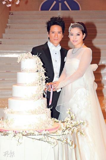 郭偉亮與葉佩雯趁昨日結婚一周年補辦婚禮。(攝影﹕鍾偉茵)郭偉亮與葉佩雯在婚宴上連吻3次。(攝影﹕鍾偉茵)葉佩雯昨日坐大紅花轎嫁入郭家。(攝影﹕鍾偉茵)何超儀領姊妹團成員準備的玩新郎遊戲,被指非常「狠毒」。(攝影﹕鍾偉茵)梁漢文、劉浩龍玩遊戲時非常落力。(攝影﹕鍾偉茵)好友結婚,陳奕迅全日情緒高漲。(攝影﹕鍾偉茵)楊受成夫婦亦來到賀。(攝影﹕鍾偉茵)謝賢與狄波拉結伴到場飲宴。(攝影﹕鍾偉茵)蔡卓妍、鄭希怡及何嘉莉盛裝出席婚宴。(攝影﹕鍾偉茵)莫文蔚與郭偉亮屬同門當然到賀。(攝影﹕鍾偉茵)官恩娜昨晚 郭偉亮與葉佩雯趁昨日結婚一周年補辦婚禮。(攝影﹕鍾偉茵)郭偉亮與葉佩雯在婚宴上連吻3次。(攝影﹕鍾偉茵)葉佩雯昨日坐大紅花轎嫁入郭家。(攝影﹕鍾偉茵)何超儀領姊妹團成員準備的玩新郎遊戲,被指非常「狠毒」。(攝影﹕鍾偉茵)梁漢文、劉浩龍玩遊戲時非常落力。(攝影﹕鍾偉茵)好友結婚,陳奕迅全日情緒高漲。(攝影﹕鍾偉茵)楊受成夫婦亦來到賀。(攝影﹕鍾偉茵)謝賢與狄波拉結伴到場飲宴。(攝影﹕鍾偉茵)蔡卓妍、鄭希怡及何嘉莉盛裝出席婚宴。(攝影﹕鍾偉茵)莫文蔚與郭偉亮屬同門當然到賀。(攝影﹕鍾偉茵)官恩娜昨晚