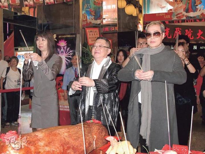 詹瑞文(右)與緋聞同事Amenda(左)及李居明(中)一同拜神。(攝影/記者:李潔盈) 詹瑞文(右)與緋聞同事Amenda(左)及李居明(中)一同拜神。(攝影/記者:李潔盈)