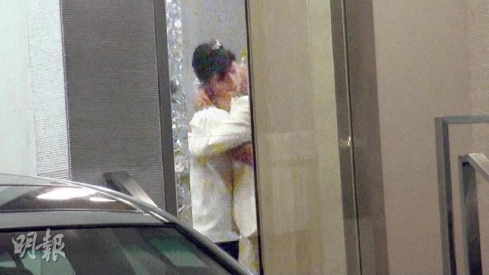 (攝影﹕劉永銳、黃梓烜、李維隆)趙式芝與楊如芯相隔10分鐘後在家門電梯口見面,隨即相擁甜蜜攬惜,似久別重逢。(攝影﹕劉永銳、黃梓烜、李維隆)Sean盡興醉酒,腳步浮浮要由霍汶希(左)及陳綺明(右)攙扶離場。(攝影﹕劉永銳、黃梓烜、李維隆)趙式芝未有醉酒,還先行步出想引開守候的記者。(攝影﹕劉永銳、黃梓烜、李維隆) (攝影﹕劉永銳、黃梓烜、李維隆)趙式芝與楊如芯相隔10分鐘後在家門電梯口見面,隨即相擁甜蜜攬惜,似久別重逢。(攝影﹕劉永銳、黃梓烜、李維隆)Sean盡興醉酒,腳步浮浮要由霍汶希(左)及陳綺明(右)攙扶離場。(攝影﹕劉永銳、黃梓烜、李維隆)趙式芝未有醉酒,還先行步出想引開守候的記者。(攝影﹕劉永銳、黃梓烜、李維隆)