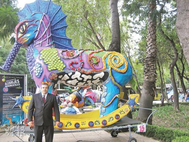Jorge下車時會四面張望,確定安全後才讓我下車。可是,每次當他扮G4時,我已下車站在他面前。(日希攝)Zòcalo (憲法廣場)人流比較複雜;來旅遊,最好別把名牌掛在身上。(日希攝) Jorge下車時會四面張望,確定安全後才讓我下車。可是,每次當他扮G4時,我已下車站在他面前。(日希攝)Zòcalo (憲法廣場)人流比較複雜;來旅遊,最好別把名牌掛在身上。(日希攝)