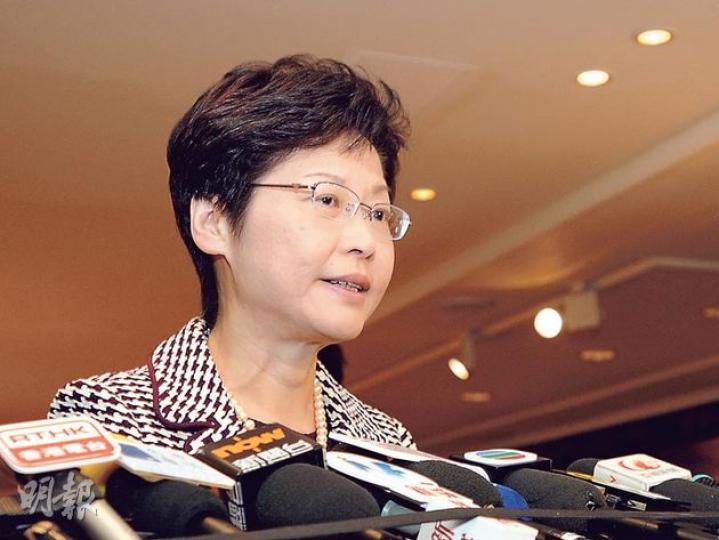 政務司長林鄭月娥昨力撐特首梁振英,指不覺得梁的僭建風波牽涉誠信問題。她說,市民看了梁的詳細交代,應可以明白整件事過程,希望事件能夠盡早告一段落。(葉思雅攝)發展局長陳茂波昨迴避記者追問,拒回應其屬下部門屋宇署為何未有揭發梁振英大宅有僭建地庫。(葉家豪攝) 政務司長林鄭月娥昨力撐特首梁振英,指不覺得梁的僭建風波牽涉誠信問題。她說,市民看了梁的詳細交代,應可以明白整件事過程,希望事件能夠盡早告一段落。(葉思雅攝)發展局長陳茂波昨迴避記者追問,拒回應其屬下部門屋宇署為何未有揭發梁振英大宅有僭建地庫。(葉家豪攝)