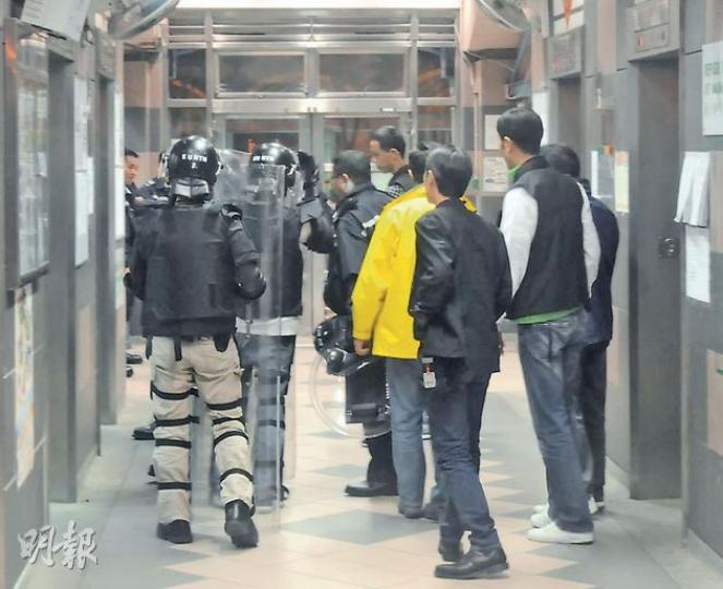 由於一度懷疑斬人兇徒匿藏在案發的瑞滿樓內,警方前日下午開始調動逾百警員通宵封樓,部分警員手持盾牌及戴頭盔,逐家逐戶拍門搜捕。(蔡方山攝)警方昨早除了在案發的瑞滿樓「駐重兵」,亦在附近停車場、公園、商場等地點大規模搜查。(林智傑攝) 由於一度懷疑斬人兇徒匿藏在案發的瑞滿樓內,警方前日下午開始調動逾百警員通宵封樓,部分警員手持盾牌及戴頭盔,逐家逐戶拍門搜捕。(蔡方山攝)警方昨早除了在案發的瑞滿樓「駐重兵」,亦在附近停車場、公園、商場等地點大規模搜查。(林智傑攝)