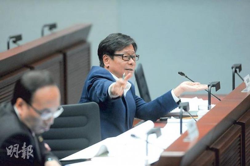 人民力量黃毓民(圖右)昨日質問高永文,是否同意政府兩年前向私院提出的「實務守則」欠約束力、現時必須修改法例以加強對私院監管,以及署方人員執法不力。高永文回應時表示,同意黃毓民提出的前兩點,但不認同署方執法未盡力。(尹錦恩攝)食物及衛生局長高永文昨日在立法會政府帳目委員會上表示,接納審計報告對衛生署規管私院不足的批評,日後會加強巡查私院有否遵守地契條款。他又指出,早前成立的督導委員會,預計一年內完成對私院規管的檢討,隨後會作公眾諮詢及立法。(尹錦恩攝)政府帳目委員會昨日就審計報告有關私家醫院的規管 人民力量黃毓民(圖右)昨日質問高永文,是否同意政府兩年前向私院提出的「實務守則」欠約束力、現時必須修改法例以加強對私院監管,以及署方人員執法不力。高永文回應時表示,同意黃毓民提出的前兩點,但不認同署方執法未盡力。(尹錦恩攝)食物及衛生局長高永文昨日在立法會政府帳目委員會上表示,接納審計報告對衛生署規管私院不足的批評,日後會加強巡查私院有否遵守地契條款。他又指出,早前成立的督導委員會,預計一年內完成對私院規管的檢討,隨後會作公眾諮詢及立法。(尹錦恩攝)政府帳目委員會昨日就審計報告有關私家醫院的規管