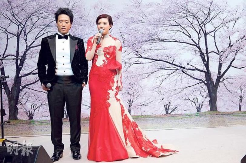 Eric Kwok與太太葉佩雯不受傳聞影響，舉行溫馨甜蜜婚宴。（攝影：鍾偉茵）陳子聰與太太何超儀表示對傳聞沒有回應。（攝影：鍾偉茵）陳偉霆相約好友飲酒，撇甩女友蔡卓妍。（攝影：鍾偉茵）（攝影：鍾偉茵）梁詠琪被一對新人的片段感動。（攝影：鍾偉茵）陳奕迅為免人多擠迫，轉到另一通路離開。（攝影：鍾偉茵）