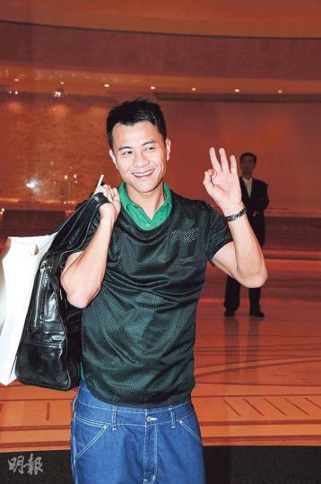 梁漢文離開婚宴場地時舉起OK手勢，但翌日卻聲稱「病倒」而缺席活動。（攝影/記者：林祖傑）Eric Kwok與葉佩雯完成婚宴後，馬不停蹄出席after party與好友狂歡。（攝影/記者：林祖傑）杜如風玩得盡興，還向記者舉起勝利手勢。（攝影/記者：林祖傑）鄭希怡與男友Andy有影皆雙。（攝影/記者：林祖傑）劉浩龍玩了兩小時便離開。（攝影/記者：林祖傑）