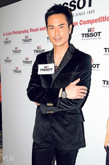 鄭嘉穎頂替腳傷未癒的黃曉明主持剪綵活動，笑言不介意執二攤，密密接都無所謂。（攝影：孫華中）Ella決定搬家，強調並非向惡勢力低頭，並勸虐犬者放下屠刀。（攝影：孫華中）