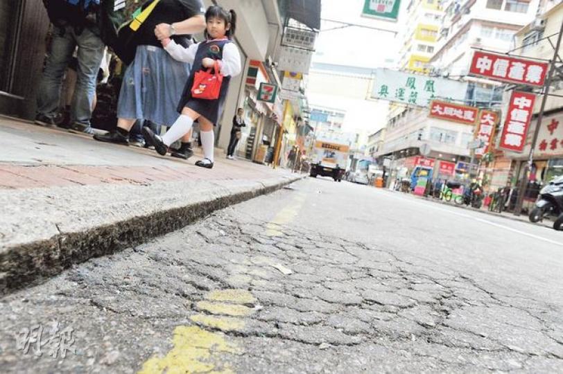 高鐵隧道途經的大全街一帶路面新出現不少凹陷處,似是底層地陷造成。一些地方用石屎填補,與瀝青馬路兩截色,整條馬路「一撻撻」。(尹錦恩攝)永輝五金建築材料,中匯街46號(林茵攝)五金鋼鐵工場(林茵攝)大貴樓(林茵攝)牡丹大廈(林茵攝) 高鐵隧道途經的大全街一帶路面新出現不少凹陷處,似是底層地陷造成。一些地方用石屎填補,與瀝青馬路兩截色,整條馬路「一撻撻」。(尹錦恩攝)永輝五金建築材料,中匯街46號(林茵攝)五金鋼鐵工場(林茵攝)大貴樓(林茵攝)牡丹大廈(林茵攝)