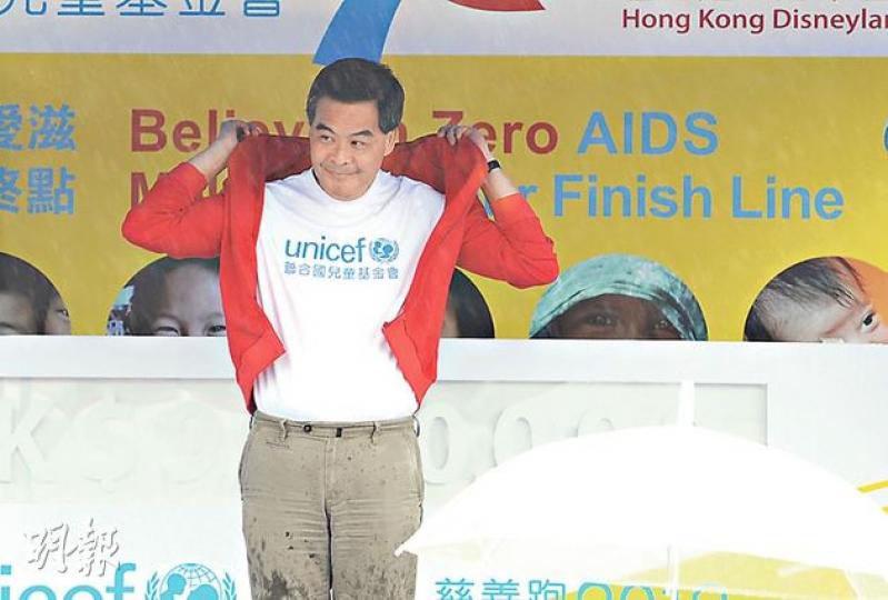 梁振英昨晨主持聯合國兒童基金會慈善跑2012開跑禮,但無回應記者任何提問。(盧翊銘攝) 梁振英昨晨主持聯合國兒童基金會慈善跑2012開跑禮,但無回應記者任何提問。(盧翊銘攝)
