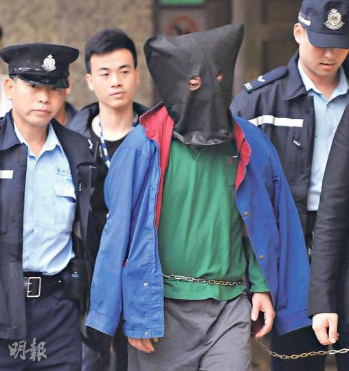 天水圍涉嫌斬傷鄰居的精神病漢昨日黑布蒙頭、身纏鎖鏈,由警方押至瑞滿樓案發現場重組案情。(林智傑攝)靈渡寺吳居士稱當日疑犯由行山者發現受傷後,扶到寺內偏廳休息。(林智傑攝) 天水圍涉嫌斬傷鄰居的精神病漢昨日黑布蒙頭、身纏鎖鏈,由警方押至瑞滿樓案發現場重組案情。(林智傑攝)靈渡寺吳居士稱當日疑犯由行山者發現受傷後,扶到寺內偏廳休息。(林智傑攝)