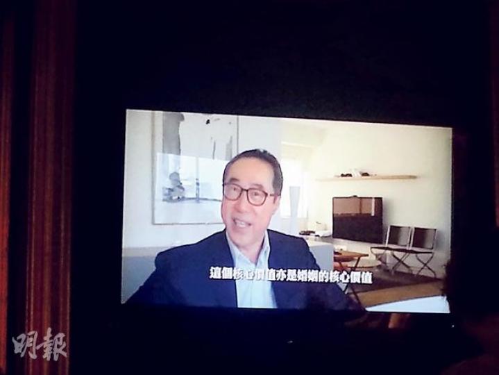 失落特首寶座嘅唐英年好有心咁為一對新人拍片,仲提醒新郎「唔好呃人」、要維護婚姻嘅核心價值!(林凱旻攝)兩個政治記者林子豪(左三)同許偉賢(右三)結婚,不少官員都有現身祝賀,包括政制及內地事務局長譚志源(左一),新聞處長黃偉綸及其太太、公務員事務局副秘書長陳穎韶(右一及右二),以及前新聞統籌專員何安達(左二)。(何曉勤攝)出名飲得嘅公民黨陳淑莊(左二)噚日櫈都未坐暖就拎支紅酒滿場飛,同民主黨前議員張文光(左一)、李華明(右二)同李永達(右一)飲番杯,唔少記者行家見到呢幕,都話好掛住呢4個「傳媒之友 失落特首寶座嘅唐英年好有心咁為一對新人拍片,仲提醒新郎「唔好呃人」、要維護婚姻嘅核心價值!(林凱旻攝)兩個政治記者林子豪(左三)同許偉賢(右三)結婚,不少官員都有現身祝賀,包括政制及內地事務局長譚志源(左一),新聞處長黃偉綸及其太太、公務員事務局副秘書長陳穎韶(右一及右二),以及前新聞統籌專員何安達(左二)。(何曉勤攝)出名飲得嘅公民黨陳淑莊(左二)噚日櫈都未坐暖就拎支紅酒滿場飛,同民主黨前議員張文光(左一)、李華明(右二)同李永達(右一)飲番杯,唔少記者行家見到呢幕,都話好掛住呢4個「傳媒之友