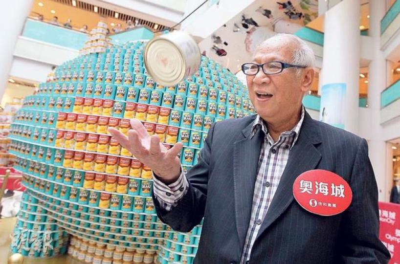 「罐頭大王」李廣林,一談到罐頭歷史及煮法便手舞足蹈,直稱「十分興奮」。他指罐頭自1950年代起盛行於中國大陸及香港,其中以午餐肉及湯類最受歡迎。(李澤彤攝) 「罐頭大王」李廣林,一談到罐頭歷史及煮法便手舞足蹈,直稱「十分興奮」。他指罐頭自1950年代起盛行於中國大陸及香港,其中以午餐肉及湯類最受歡迎。(李澤彤攝)
