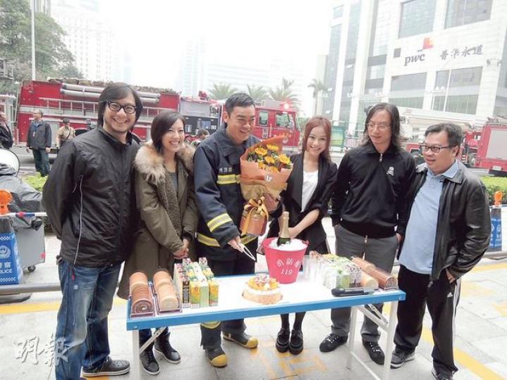 劉青雲返到廣州開工,彭順、唐詩詠、彭發等向他祝賀。(攝影﹕娛樂組) 劉青雲返到廣州開工,彭順、唐詩詠、彭發等向他祝賀。(攝影﹕娛樂組)