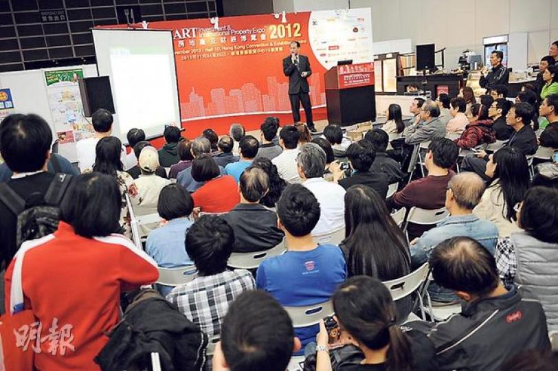 樓市交投淡靜,明報地產版主管陸振球昨天在會展舉行的樓市講座依然爆滿,但完場後聽眾發問,較多傾向問是否應該賣樓,對後市或有一定啟示。(盧翊銘攝) 樓市交投淡靜,明報地產版主管陸振球昨天在會展舉行的樓市講座依然爆滿,但完場後聽眾發問,較多傾向問是否應該賣樓,對後市或有一定啟示。(盧翊銘攝)
