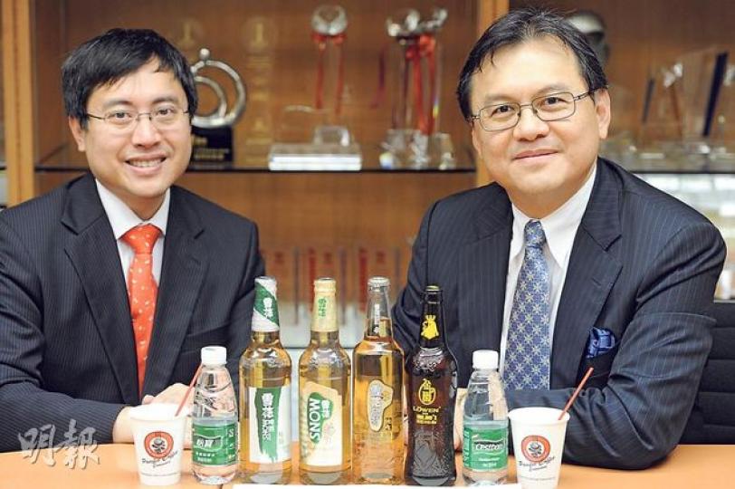 華創首席財務官黎汝雄(右)認為華創自2007年就主動公布季度業績,經歷先苦後甜的過程,獲得投資者對公司運營及財務數據極大的信心。圖左為投資者關係總經理謝丹瀚。(尹錦恩攝) 華創首席財務官黎汝雄(右)認為華創自2007年就主動公布季度業績,經歷先苦後甜的過程,獲得投資者對公司運營及財務數據極大的信心。圖左為投資者關係總經理謝丹瀚。(尹錦恩攝)