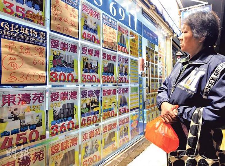 政府將於明年1月推行首批白表免補地價購買二手居屋措施,房委會昨建議大幅放寬家庭月入上限至4萬元,令部分經濟能力較佳的住戶也合資格申請,可揀選如愛蝶灣等優質居屋單位。(鄧宗弘攝) 政府將於明年1月推行首批白表免補地價購買二手居屋措施,房委會昨建議大幅放寬家庭月入上限至4萬元,令部分經濟能力較佳的住戶也合資格申請,可揀選如愛蝶灣等優質居屋單位。(鄧宗弘攝)