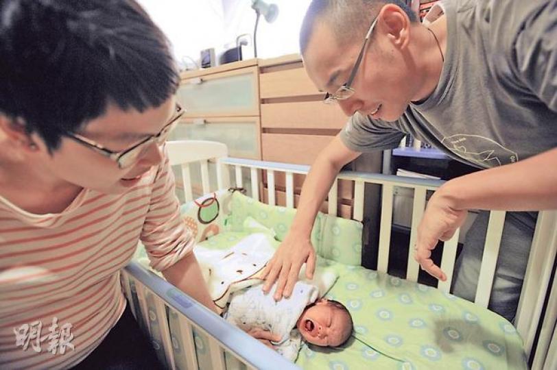 剛於上周三為人父的陳宇輝(右),由於公司推行14日男士侍產假,可以全程陪妻子入院及出院,在家中負責家務及協助照顧女兒,減輕妻子(左)負擔。(鄧宗弘攝) 剛於上周三為人父的陳宇輝(右),由於公司推行14日男士侍產假,可以全程陪妻子入院及出院,在家中負責家務及協助照顧女兒,減輕妻子(左)負擔。(鄧宗弘攝)