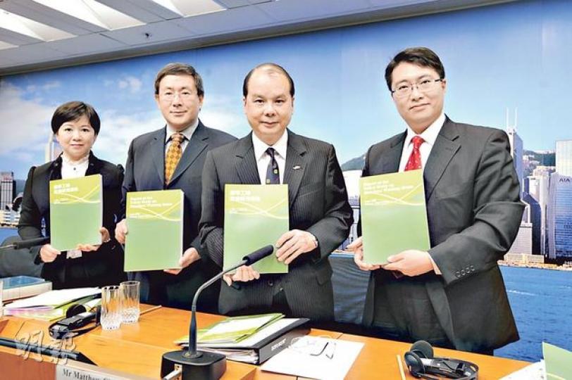 政府發表《標準工時政策研究報告》,勞工及福利局長張建宗(右二)表示,對立法持開放態度,將成立專責委員會制訂政策,圖為首席經濟主任吳慧蘭(左一)、勞工處長卓永興(左二)及助理勞工處長陳圳德(右一)。(鄧宗弘攝) 政府發表《標準工時政策研究報告》,勞工及福利局長張建宗(右二)表示,對立法持開放態度,將成立專責委員會制訂政策,圖為首席經濟主任吳慧蘭(左一)、勞工處長卓永興(左二)及助理勞工處長陳圳德(右一)。(鄧宗弘攝)