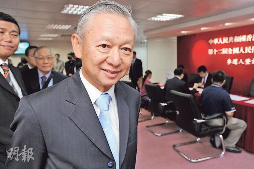 前保安局長李少光昨日報名參選港區人大代表,取得超過100個提名,他稱有信心當選,並會繼續爭取選民支持。 (尹錦恩攝) 前保安局長李少光昨日報名參選港區人大代表,取得超過100個提名,他稱有信心當選,並會繼續爭取選民支持。 (尹錦恩攝)