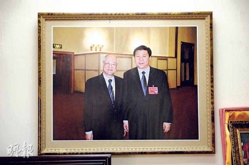 吳康民(左)任港區人大團長時到北京開會,此相片是於人大會議期間與習近平合照,攝影時間為2005至06年間,當時習近平仍是浙江省委書記。(盧翊銘翻攝) 吳康民(左)任港區人大團長時到北京開會,此相片是於人大會議期間與習近平合照,攝影時間為2005至06年間,當時習近平仍是浙江省委書記。(盧翊銘翻攝)