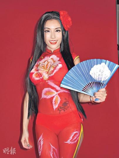 許穎接受人體彩繪挑戰。(攝影/記者:李潔盈) 許穎接受人體彩繪挑戰。(攝影/記者:李潔盈)