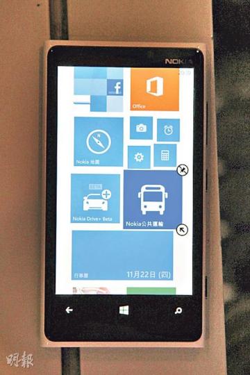 於全新的主頁界面中,用家可揀選3種尺寸、20種顏色的Live Tiles(動態磚),比以往更靈活,能迎合具個人化喜好或習慣。(林俊源攝)預載最新版本的Skype,並整合了用家於People Hub中朋友或家人的聯絡人資料。(林俊源攝)新增「Rooms」功能,讓用家把其他同樣使用WP8的朋友,加設至具邀請功能的「俱樂部」私人群組內,以便分享日曆、多媒體檔案等不同資料;至於一般友人,則可加置於其他「群組」內,以茲識別。(林俊源攝)小朋友不時用父母的手機玩遊戲,故WP8加設了「Kid's Corner 於全新的主頁界面中,用家可揀選3種尺寸、20種顏色的Live Tiles(動態磚),比以往更靈活,能迎合具個人化喜好或習慣。(林俊源攝)預載最新版本的Skype,並整合了用家於People Hub中朋友或家人的聯絡人資料。(林俊源攝)新增「Rooms」功能,讓用家把其他同樣使用WP8的朋友,加設至具邀請功能的「俱樂部」私人群組內,以便分享日曆、多媒體檔案等不同資料;至於一般友人,則可加置於其他「群組」內,以茲識別。(林俊源攝)小朋友不時用父母的手機玩遊戲,故WP8加設了「Kid's Corner
