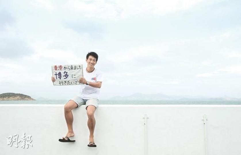 「我來自香港,想去博多」。Bird在日本的工作營結束後,便拿着這樣的牌,搭順風車回程。「仲快過搭JR(日本鐵路)!」他說。(葉思雅攝)旅行筆記和工作營裏朋友送的書,都是Bird珍惜的回憶。(葉思雅攝)Bird引述前輩說,參加工作營,當本來的一套價值觀不管用會感到很沮喪,但適應後「你便有多一套價值觀用」。(葉思雅攝)蒙古工作營裏的小朋友,因經常接觸外國義工,已懂用多國語言寫自己的名字。(葉思雅攝) 「我來自香港,想去博多」。Bird在日本的工作營結束後,便拿着這樣的牌,搭順風車回程。「仲快過搭JR(日本鐵路)!」他說。(葉思雅攝)旅行筆記和工作營裏朋友送的書,都是Bird珍惜的回憶。(葉思雅攝)Bird引述前輩說,參加工作營,當本來的一套價值觀不管用會感到很沮喪,但適應後「你便有多一套價值觀用」。(葉思雅攝)蒙古工作營裏的小朋友,因經常接觸外國義工,已懂用多國語言寫自己的名字。(葉思雅攝)