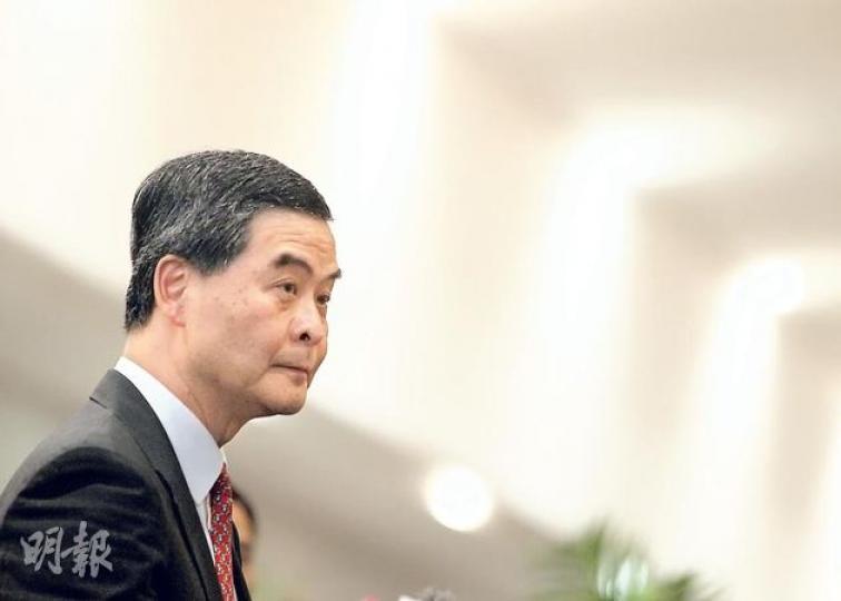 特首梁振英昨出席香港大學學位頒授典禮後表示,遲遲未有回覆屋宇署有關「那幅不符圖則的牆」等查詢,是因為要等候選舉呈請的司法程序完結。(李澤彤攝)(明報製圖)(明報製圖) 特首梁振英昨出席香港大學學位頒授典禮後表示,遲遲未有回覆屋宇署有關「那幅不符圖則的牆」等查詢,是因為要等候選舉呈請的司法程序完結。(李澤彤攝)(明報製圖)(明報製圖)