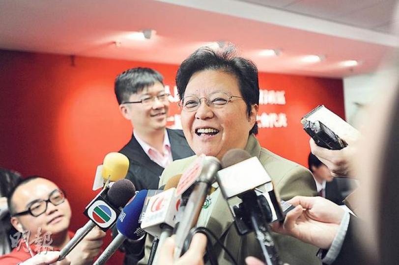 人大常委范徐麗泰昨日報名參選競逐連任人大代表,她說在選舉期間不會再評論包括特首梁振英僭建在內的香港事務,又形容傳媒每天追訪,令她感很大壓力。(尹錦恩攝) 人大常委范徐麗泰昨日報名參選競逐連任人大代表,她說在選舉期間不會再評論包括特首梁振英僭建在內的香港事務,又形容傳媒每天追訪,令她感很大壓力。(尹錦恩攝)