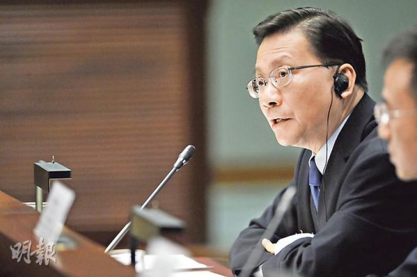 運輸及房屋局長張炳良昨出席立法會就柴灣道3死57傷巴士意外舉行的特別會議,承諾將檢討巴士車長體檢及工時安排。(葉家豪攝) 運輸及房屋局長張炳良昨出席立法會就柴灣道3死57傷巴士意外舉行的特別會議,承諾將檢討巴士車長體檢及工時安排。(葉家豪攝)