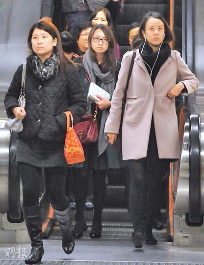 2011年人口普查數據發現,經理及行政級人員薪酬10年間急增39.4%,但非技術工人的薪金卻跌5.7%。有分析認為部分行業職位近年搶手,僱主高薪挖角,致令高層僱員薪金升幅尤為明顯。(劉焌陶攝) 2011年人口普查數據發現,經理及行政級人員薪酬10年間急增39.4%,但非技術工人的薪金卻跌5.7%。有分析認為部分行業職位近年搶手,僱主高薪挖角,致令高層僱員薪金升幅尤為明顯。(劉焌陶攝)
