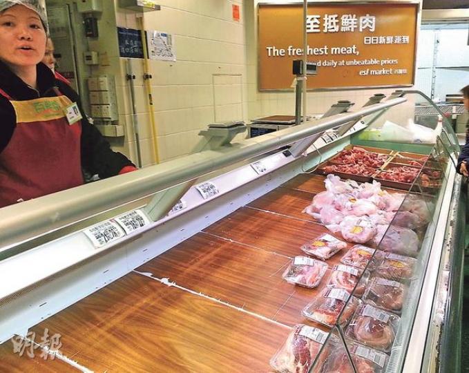 位於黃大仙龍翔中心的百佳超級市場(圖),因售賣附有虛假商品說明的豬骨,違反《商品說明條例》,昨天被九龍城裁判法院判罰款1.5萬元,而案件中的7包豬骨全數充公。(林俊源攝) 位於黃大仙龍翔中心的百佳超級市場(圖),因售賣附有虛假商品說明的豬骨,違反《商品說明條例》,昨天被九龍城裁判法院判罰款1.5萬元,而案件中的7包豬骨全數充公。(林俊源攝)