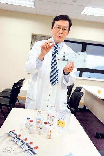 港島西醫院聯網臨牀服務統籌(藥劑)崔俊明表示,以往抗生素等靜脈藥物全為粉狀,要由護士以特製鹽水或糖水混和方可注射,注射後的剩餘藥物不能再用,現時由藥劑師統一調配現成的靜脈針劑,用藥分量可更好掌握。(梁杏怡攝) 港島西醫院聯網臨牀服務統籌(藥劑)崔俊明表示,以往抗生素等靜脈藥物全為粉狀,要由護士以特製鹽水或糖水混和方可注射,注射後的剩餘藥物不能再用,現時由藥劑師統一調配現成的靜脈針劑,用藥分量可更好掌握。(梁杏怡攝)