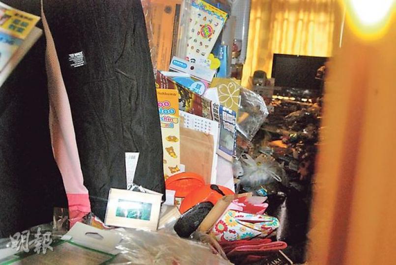 郭繼宗的寓所內凌亂不堪,大量兒童玩具、貼紙等雜物堆滿一屋,他堅持這些都不是垃圾。(楊嘉欣攝) 郭繼宗的寓所內凌亂不堪,大量兒童玩具、貼紙等雜物堆滿一屋,他堅持這些都不是垃圾。(楊嘉欣攝)
