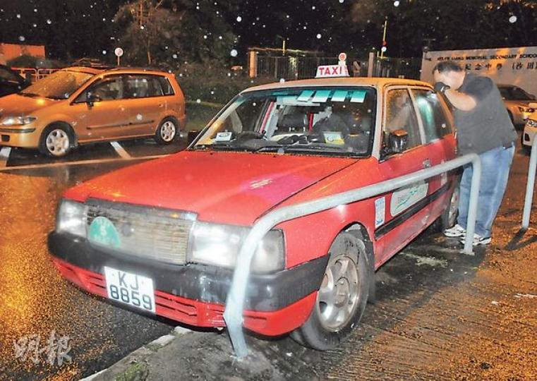的士司機遭「賊乘客」打劫及打傷,未及拉手掣便下車逃生,的士無人駕駛溜前撞及鐵欄方停下,探員事後到場掃取指紋蒐證。(蔡方山攝)涉打劫的士司機的青年(掩面者),事後被趕至警員截獲拘捕。(蔡方山攝) 的士司機遭「賊乘客」打劫及打傷,未及拉手掣便下車逃生,的士無人駕駛溜前撞及鐵欄方停下,探員事後到場掃取指紋蒐證。(蔡方山攝)涉打劫的士司機的青年(掩面者),事後被趕至警員截獲拘捕。(蔡方山攝)